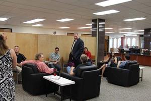 Dr. 兰迪·莱茵, CSC总统, 站, 与教职员工一起参观图书馆学习公地咖啡厅的开业仪式.